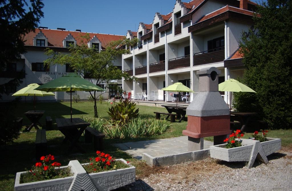 Siesta Club Apartman Harkan Exterior foto